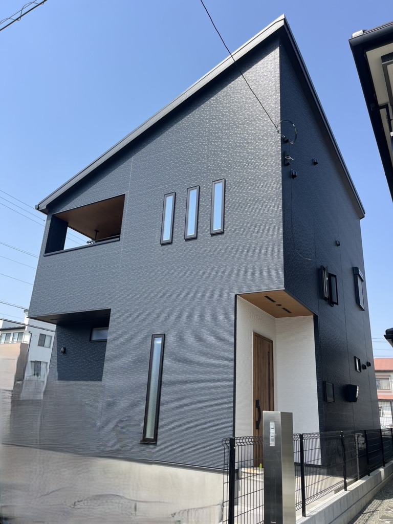 高座郡寒川町大曲の住宅情報館様新築　お洒落なデザインアンテナ壁面工事