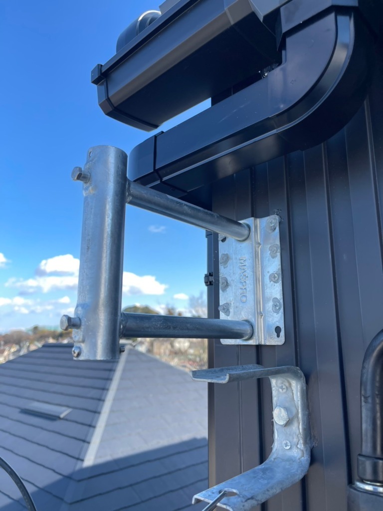 町田市野津田町のハウスイズム様新築 ガルバリウム外壁にデザインアンテナサイドベース工事