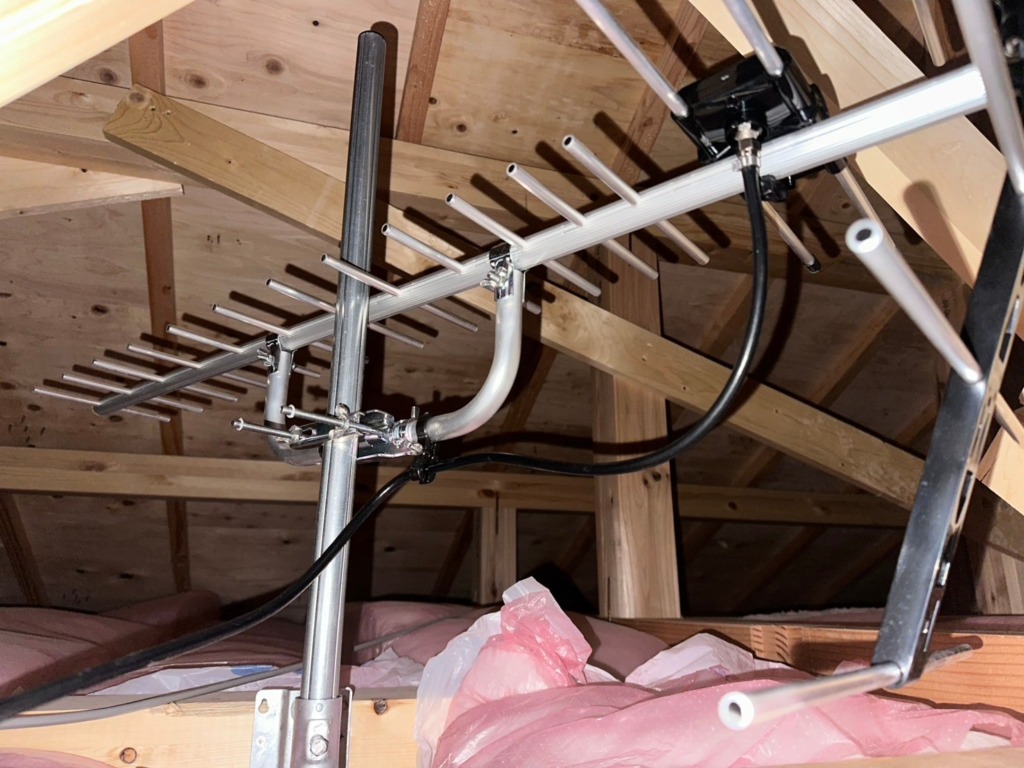 京田辺市三山木柚ノ木のファースト住建様新築 台風でも安心の地デジ屋根裏アンテナ工事