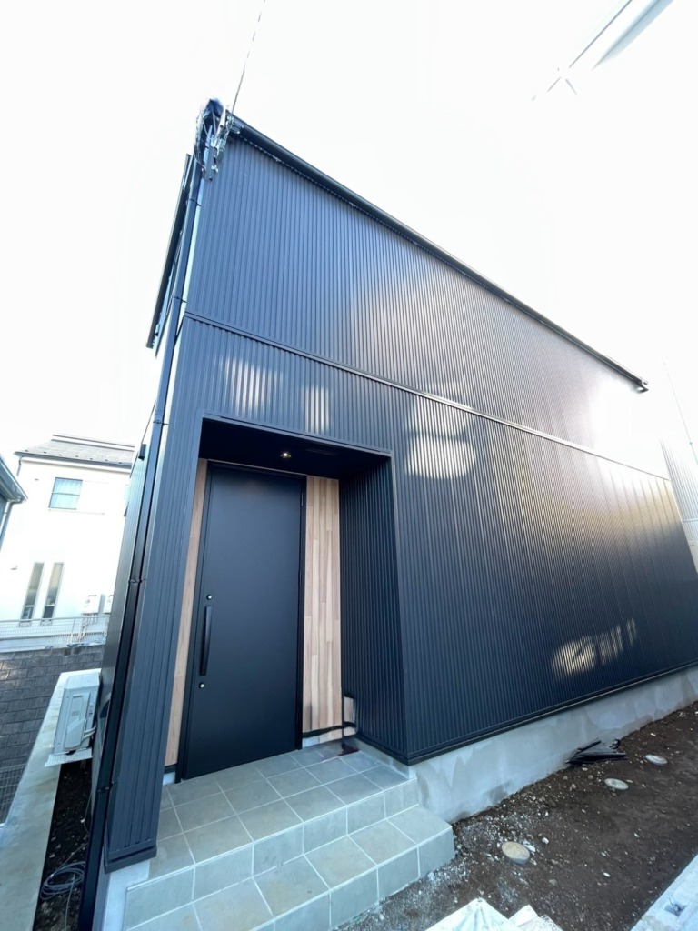 町田市野津田町のハウスイズム様新築 ガルバリウム外壁にデザインアンテナサイドベース工事