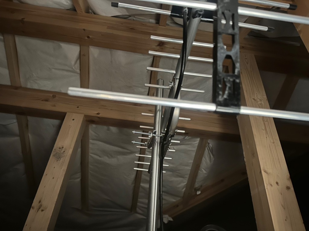 枚方市香里ケ丘の新築住宅に台風でも安心の地上波デジタル放送　屋根裏アンテナ工事