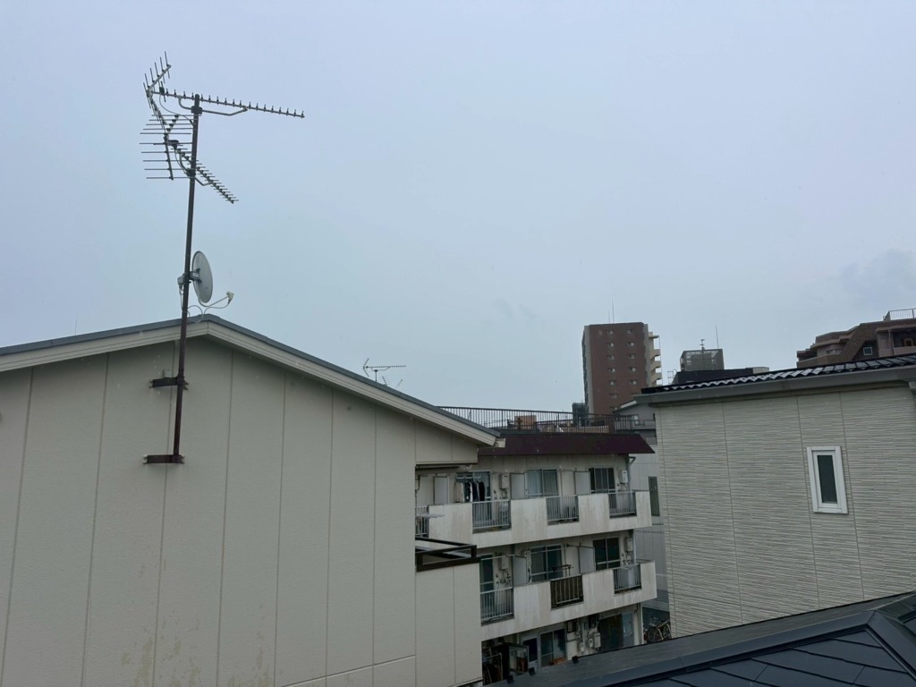 枚方市渚本町のオープンハウス様新築　厳しい電波状況のため八木式屋根馬アンテナ工事