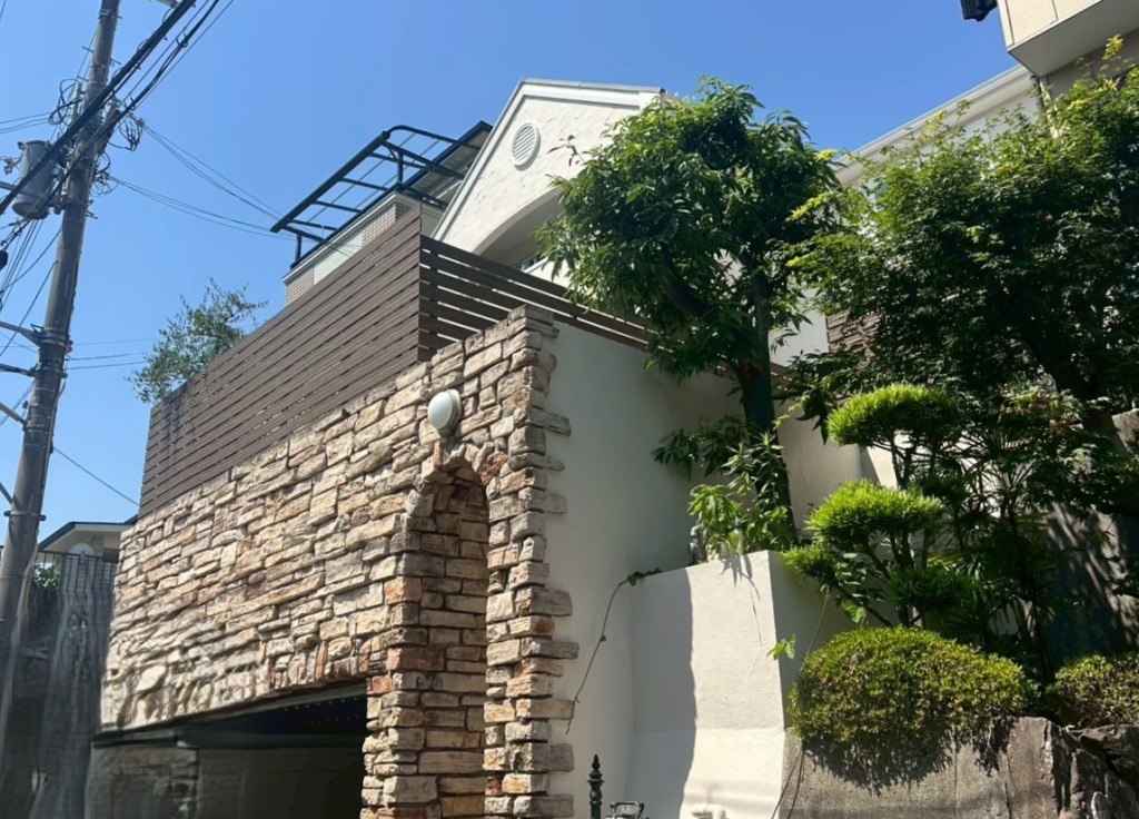枚方市岡山手町の既存住宅 光テレビから地上波デジタル放送デザインアンテナ壁面への切り替え工事
