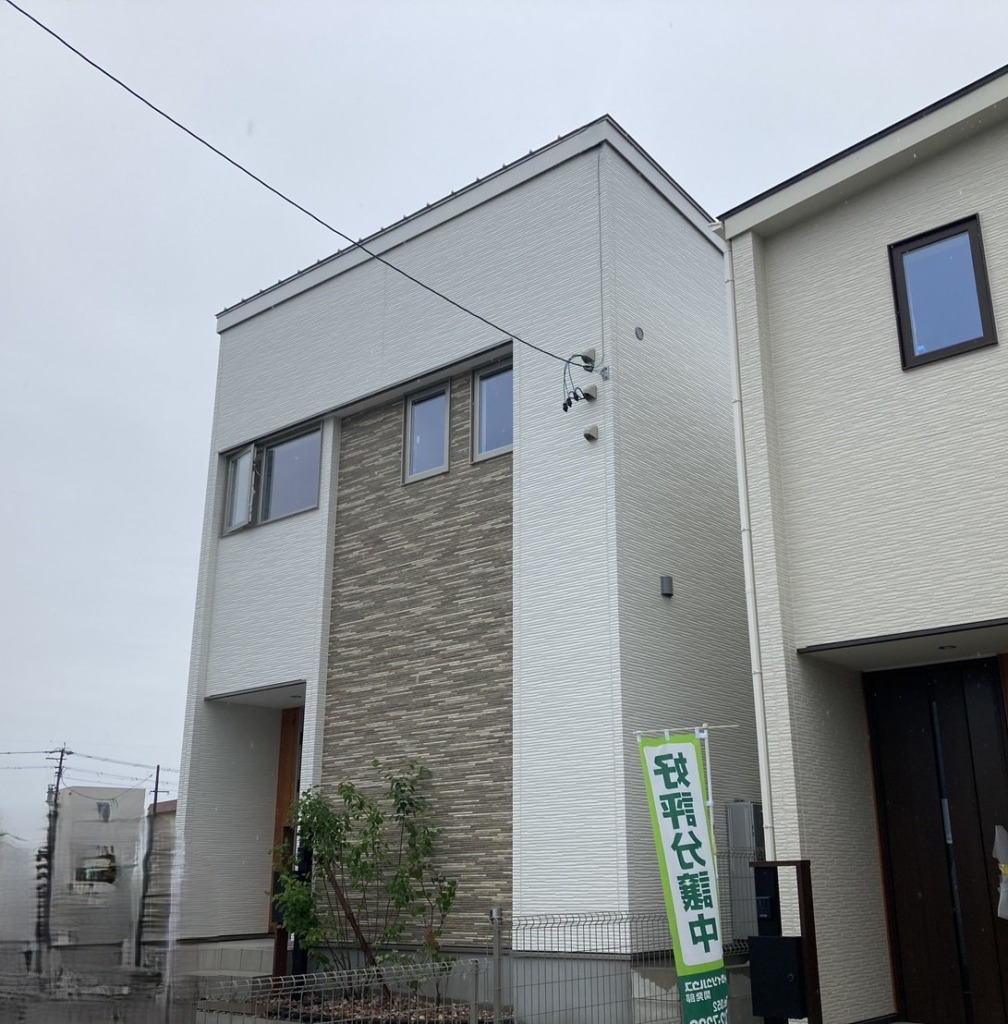 新築住宅の2階外壁に用意されたアンテナ設置用の引き込みケーブル。