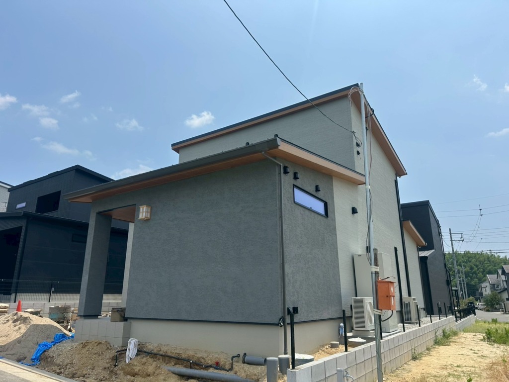 木津川市城山台のアイ工務店様新築　地上波デジタル放送デザインアンテナ壁面工事
