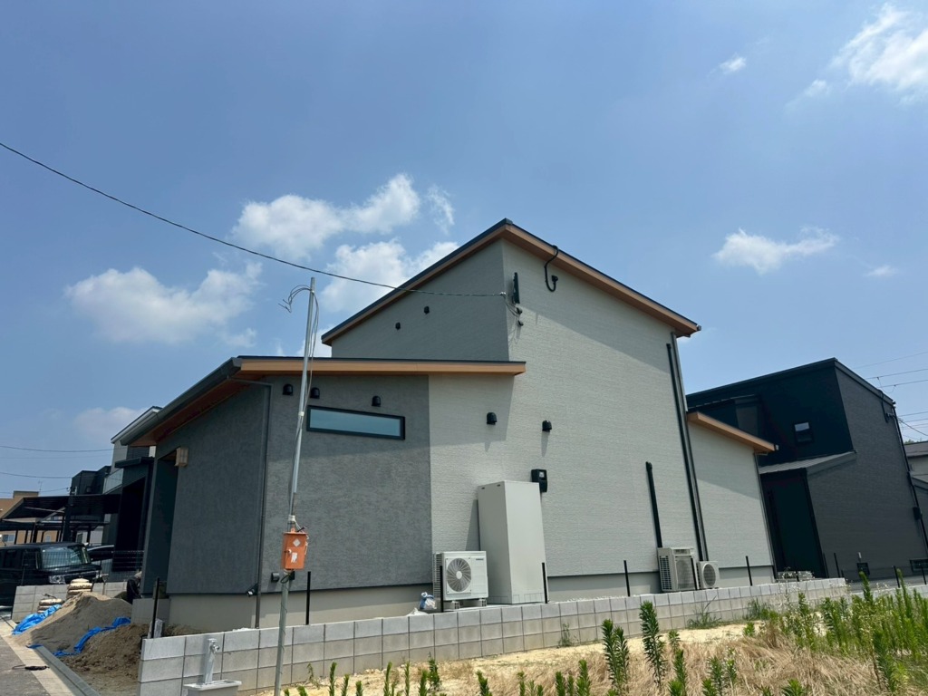 新築住宅の外壁上部に設置された黒色のデザインアンテナ