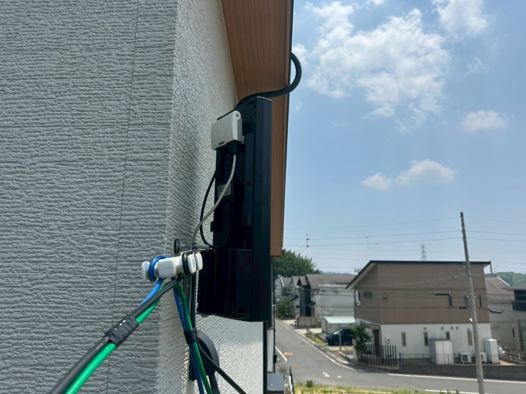 住宅の外壁に取り付けられたブラック仕様のデザインアンテナの設置状況