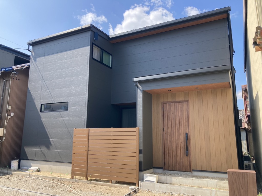 各務原市那加雄飛ケ丘町のアールギャラリー様新築　地上波デジタル放送デザインアンテナ壁面工事